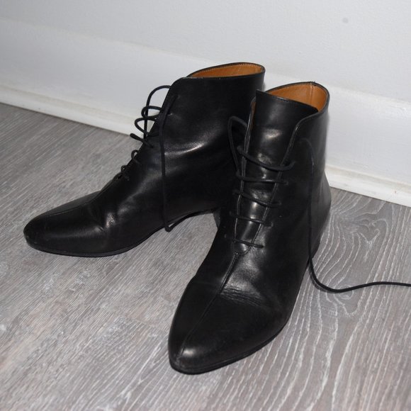 Minimalist black leather ankle boots - Picture 1 of 4
